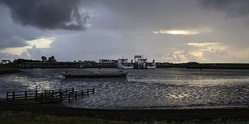 Avond in de haven van Lauwersoog van BSNF