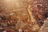 Stad Prizren in het zuiden van Kosovo in prachtig gouden licht van Besa Art thumbnail