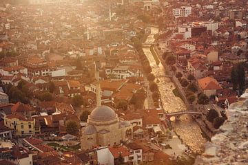 Stad Prizren in het zuiden van Kosovo in prachtig gouden licht van Besa Art