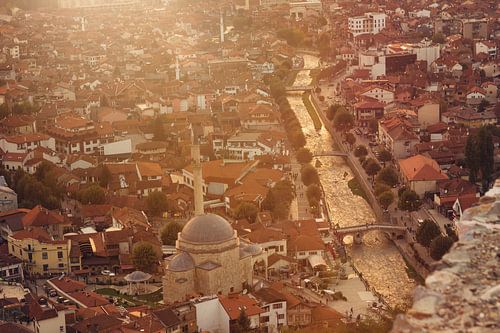 La ville de Prizren au sud du Kosovo dans une belle lumière dorée