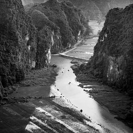 Zwart-wit foto van een heuvelachtig uitzicht in Tam Coc Vietnam van Twan Bankers