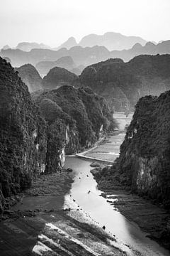 Zwart-wit foto van een heuvelachtig uitzicht in Tam Coc Vietnam van Twan Bankers