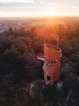 Bosbergtoren bij zonsopkomst van Erik Lei