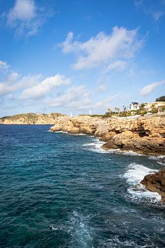 Uitzicht op de zee bij Las Malgrats, Mallorca | Reisfotografie van Kelsey van den Bosch