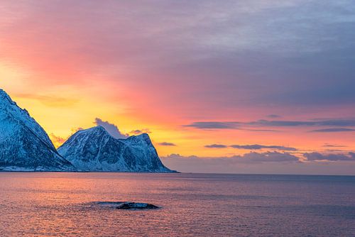 Winterse zonsondergang boven de Noorse Zee in Noord-Noorwegen
