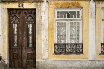 Portugese deur en raam in Aveiro van Paula Romein