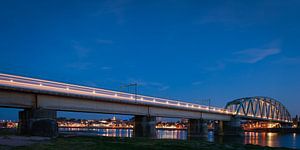 De trein in het Nederlandse landschap: Nijmegen van John Verbruggen