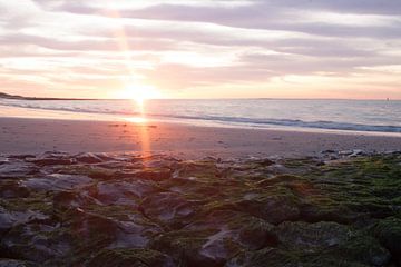 Sonnenuntergang am Strand von Renesse von Laurens van Eijndthoven