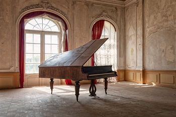 Verlaten piano in een verlaten kasteel