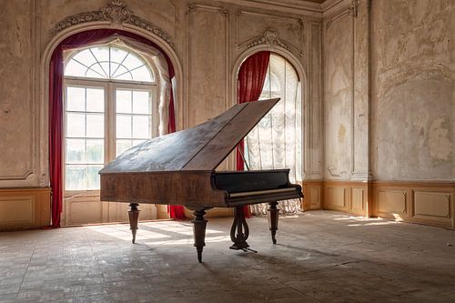 verlassenes Klavier in einem verlassenen Schloss