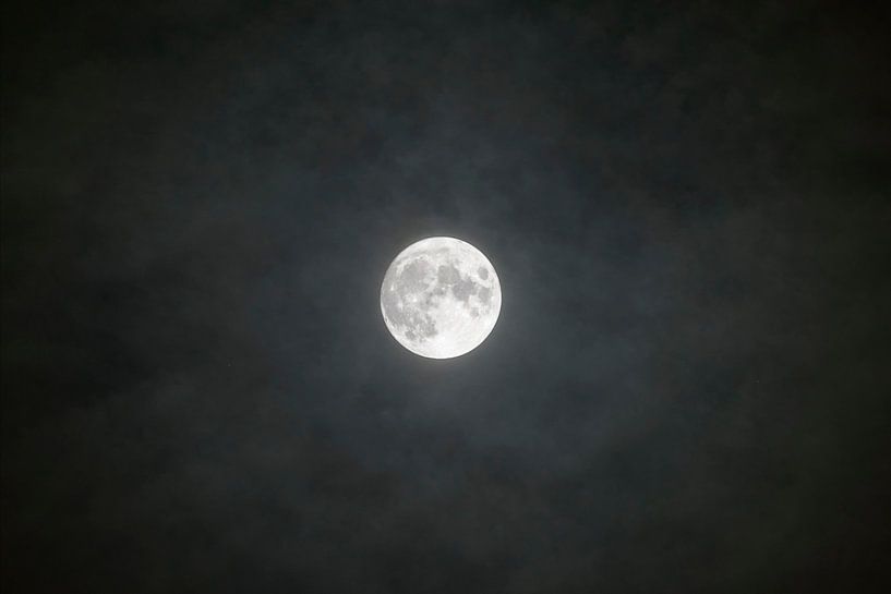 Vollmond scheint durch die Wolken am dunklen Nachthimmel von Sjoerd van der Wal Fotografie