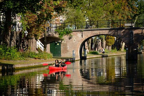 Kanoën op de Oudegracht in Utrecht ter hoogte van de Geertebrug