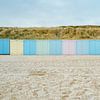 Pastellfarbene Strandhäuser an der Küste von Zeeland von Fotografiecor .nl