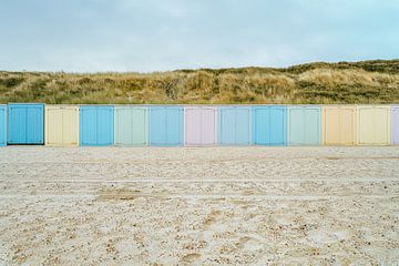 Pastellfarbene Strandhäuser an der Küste von Zeeland von Fotografiecor .nl