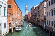 Sloep in een kanaal in Venetië van Stephan Neven thumbnail