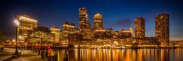 BOSTON Fan Pier Park & Skyline am Abend | Panorama  von Melanie Viola