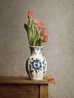 Dutch tulips in a Delft Blue vase (3)