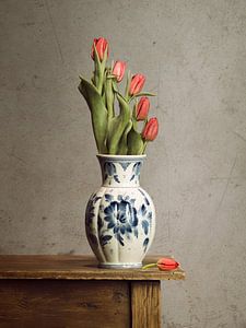 Holländische Tulpen in einer Delfter Blau Vase (3) von Mariska Vereijken