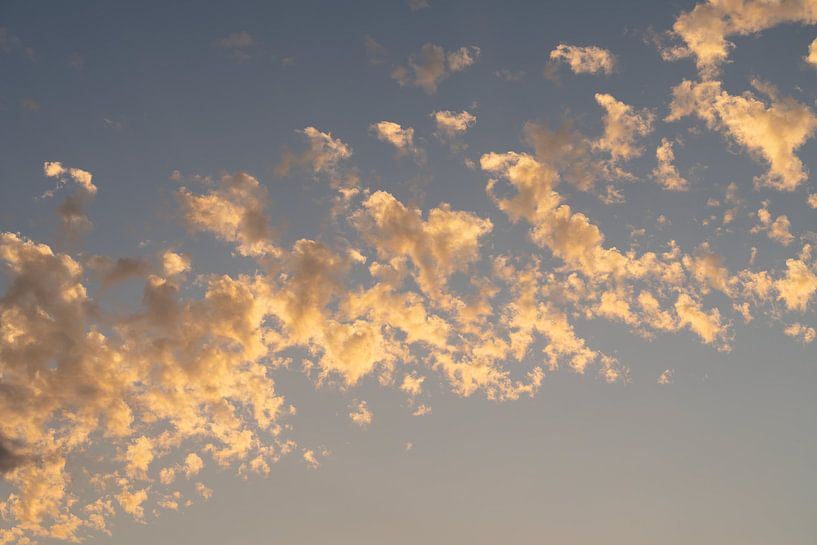 Weiche Wolken bei Sonnenuntergang 4 von Adriana Mueller