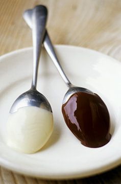 Witte en donkere chocolade couverture op lepels van BeeldigBeeld Food & Lifestyle