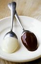 Witte en donkere chocolade couverture op lepels van BeeldigBeeld Food & Lifestyle thumbnail