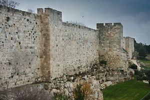 Mittelalterliche Mauern von Jerusalem. Alter Stein, düstere Himmel. Düstere Mauern von Jerusalem von Michael Semenov