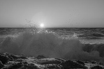 opspattend water kust Zeeland in zwart en wit van anne droogsma