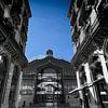 Barcelona, el born,  cultural center, zwart - wit foto met blauwe lucht van Rob Severijnen