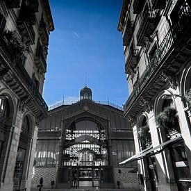 Barcelona, el born,  cultural center, zwart - wit foto met blauwe lucht van Rob Severijnen