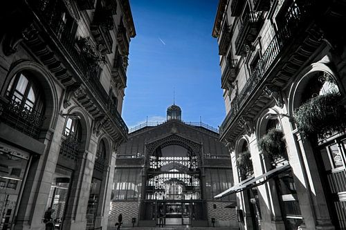 Barcelona, el born,  cultural center, zwart - wit foto met blauwe lucht