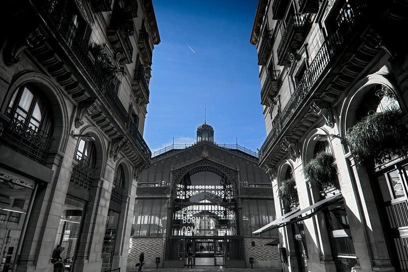 Barcelona, el born,  cultural center, zwart - wit foto met blauwe lucht van Rob Severijnen