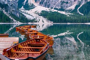 Bateaux en bois le long de la rive du lac Pragser Wildsee, Braies Lake, dans les magnifiques Dolomites du Tyrol du Sud, Italie