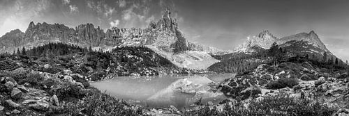 Bergpanorama van het Sorapismeer in de Alpen in zwart-wit