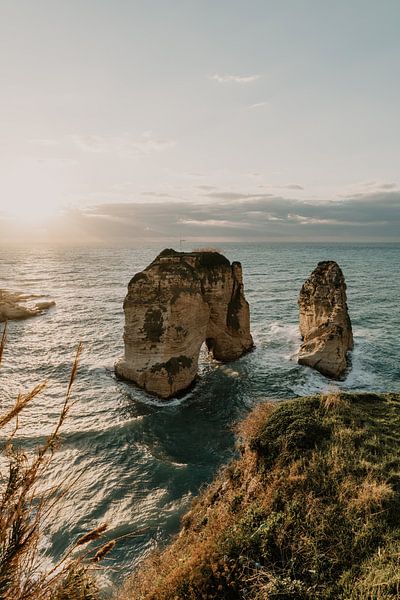 Zonsondergang over Pigeon Rocks in Beiroet, Libanon van Moniek Kuipers