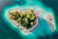 Einsame Insel in einem bayerischen Bergsee