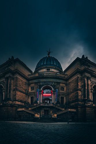 Somber en donker, het Octagon gebouw in Dresden