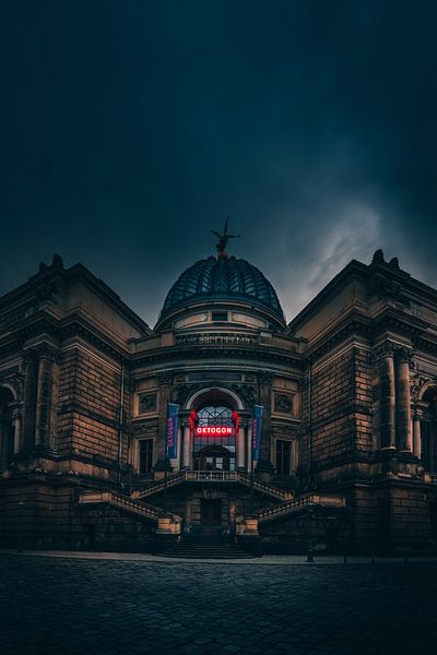 Somber en donker, het Octagon gebouw in Dresden van Fotos by Jan Wehnert