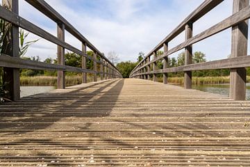 Holzbrücke über das Wasser von Michar Peppenster