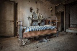 Bett verlassenes Haus von Kelly van den Brande