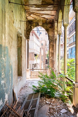 Couloir avec vue sur la ville dans un palais abandonné.