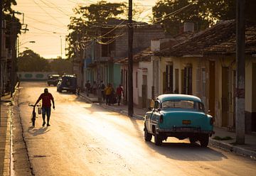 Klassisches amerikanisches Auto in den Straßen von Trinidad, Kuba von Teun Janssen