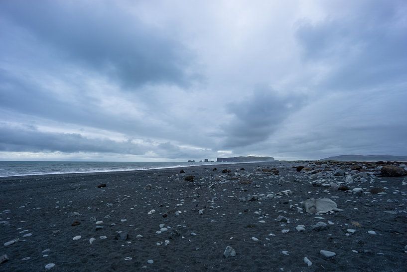 Islande - Plage de sable noir et caillouteux de Vik le soir par adventure-photos