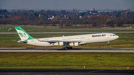 Mahan Air Airbus A340-300 passagiersvliegtuig. van Jaap van den Berg