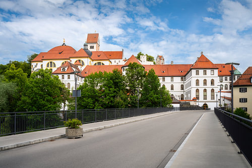 Het Hoge Kasteel van Füssen aan het einde van de Lechbrug