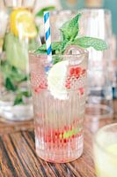 Prickelnde Limonade mit Minze und roten Früchten // Fotografie