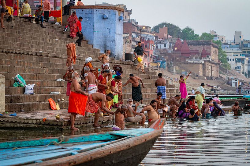 Das bad im Ganges in Varanasi von Roland Brack