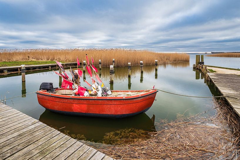 Vissersboot in de haven van Althagen op Fischland-Darß van Rico Ködder
