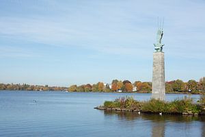 Statue Drei ruderer an der Au�enalster im Herbst, Hamburg, Deutschland   I  Monument drei Ruderern i