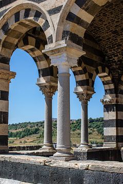 bogen en pilaren van de Basilica di Saccargia op sardinie van Eric van Nieuwland