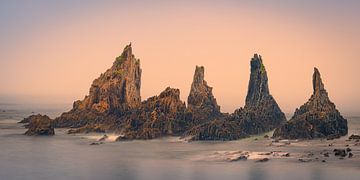 Zonsopkomst bij Playa Gueirua, Asturië, Spanje van Henk Meijer Photography
